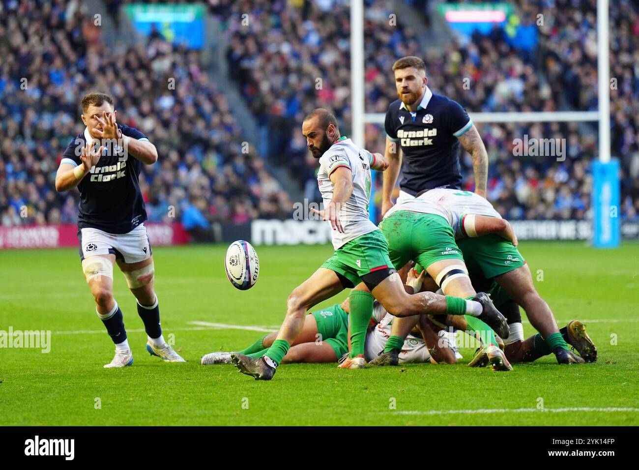 Il portoghese Samuel Marques sgombra la palla durante la partita internazionale autunnale allo Scottish gas Murrayfield Stadium di Edimburgo. Data foto: Sabato 16 novembre 2024. Foto Stock