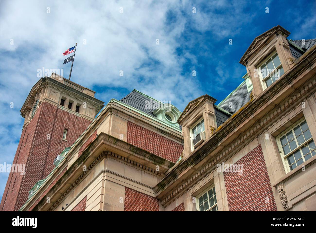 La Staten Island Borough Hall è stata costruita nel 1906 su una collina che domina il porto di New York. Carrère & Hastings ha progettato il monumento del Rinascimento francese Foto Stock