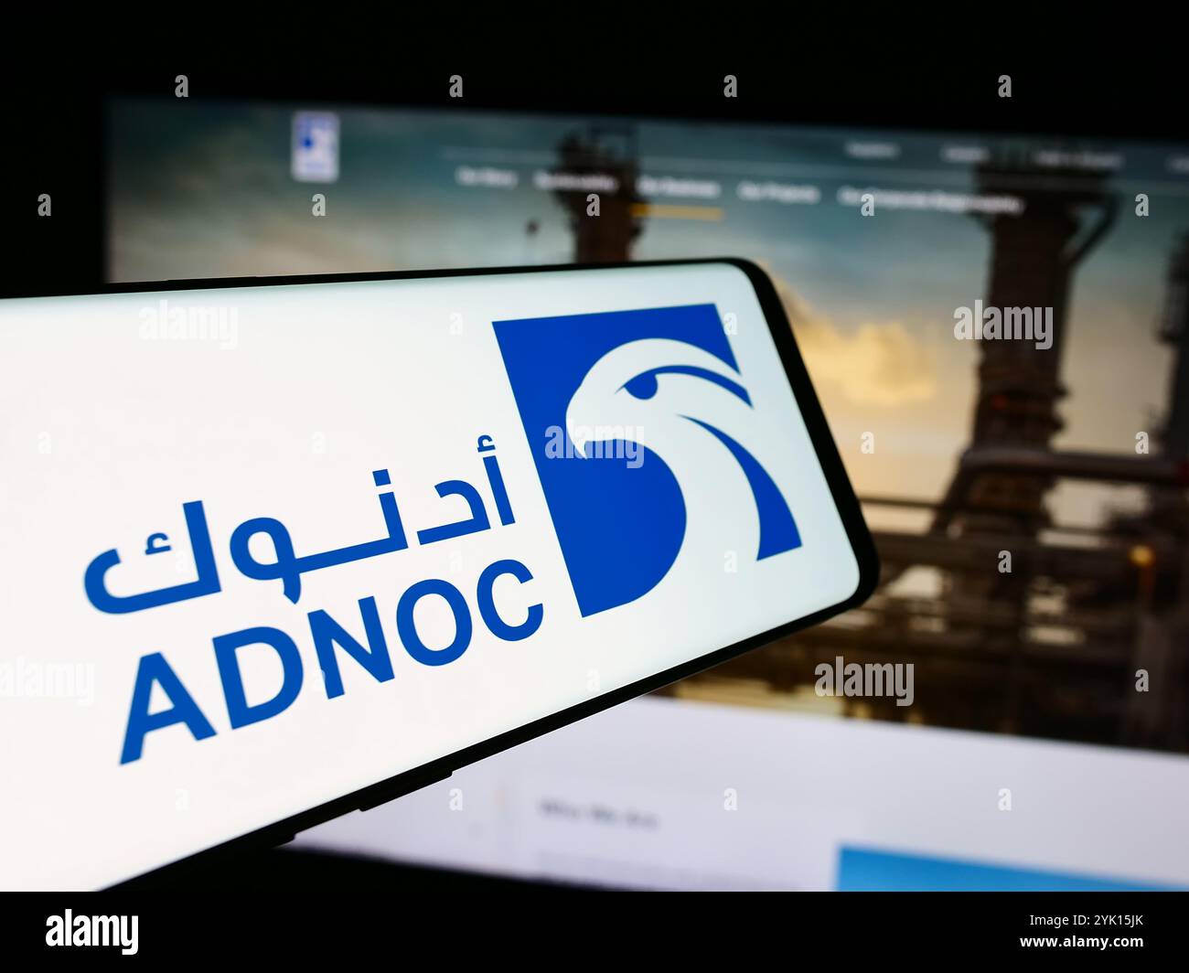 16 novembre 2024: Stoccarda, Germania - 12-08-2024: Smartphone con logo della società petrolifera Abu Dhabi National Oil Company (ADNOC) davanti al sito Web aziendale. Mettere a fuoco la parte centrale destra del display del telefono. (Credit Image: © SOPA Images via ZUMA Press Wire) SOLO PER USO EDITORIALE! Non per USO commerciale! Foto Stock