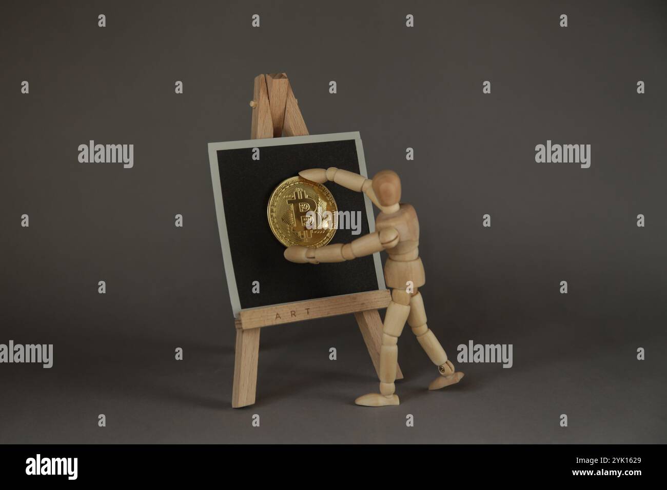 Crypto art token non fungibile NFT su sfondo grigio. Paga per oggetti da collezione unici nell'arte. Concetto di oggetti da collezione di arte crittografica NFT Foto Stock