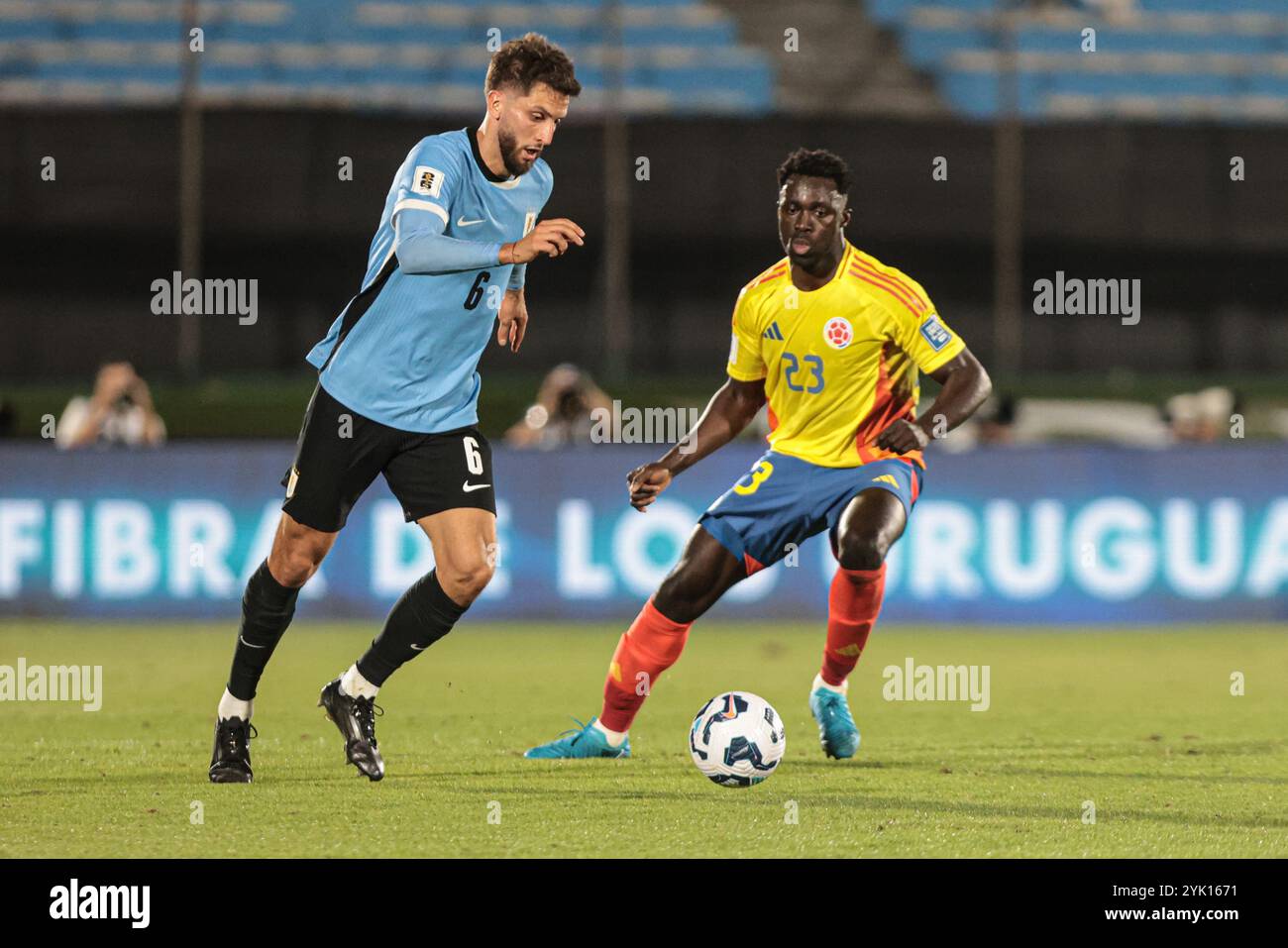 Montevideo, Uruguay - 16 novembre 2024: La nazionale uruguaiana affronta la Colombia in un attesissimo incontro di qualificazione ai Mondiali allo storico Estadio Centenario. Entrambe le squadre gareggiano ferocemente, mostrando la loro abilità e determinazione mentre lottano per ottenere punti cruciali nelle qualificazioni competitive del Sud America. Lo stadio, pieno di appassionati di tifosi, offre un'atmosfera elettrizzante per questo incontro chiave. (Foto di Gaston Britos/FocoUy/UNAR Photo) credito: UNAR Photo/Alamy Live News Foto Stock