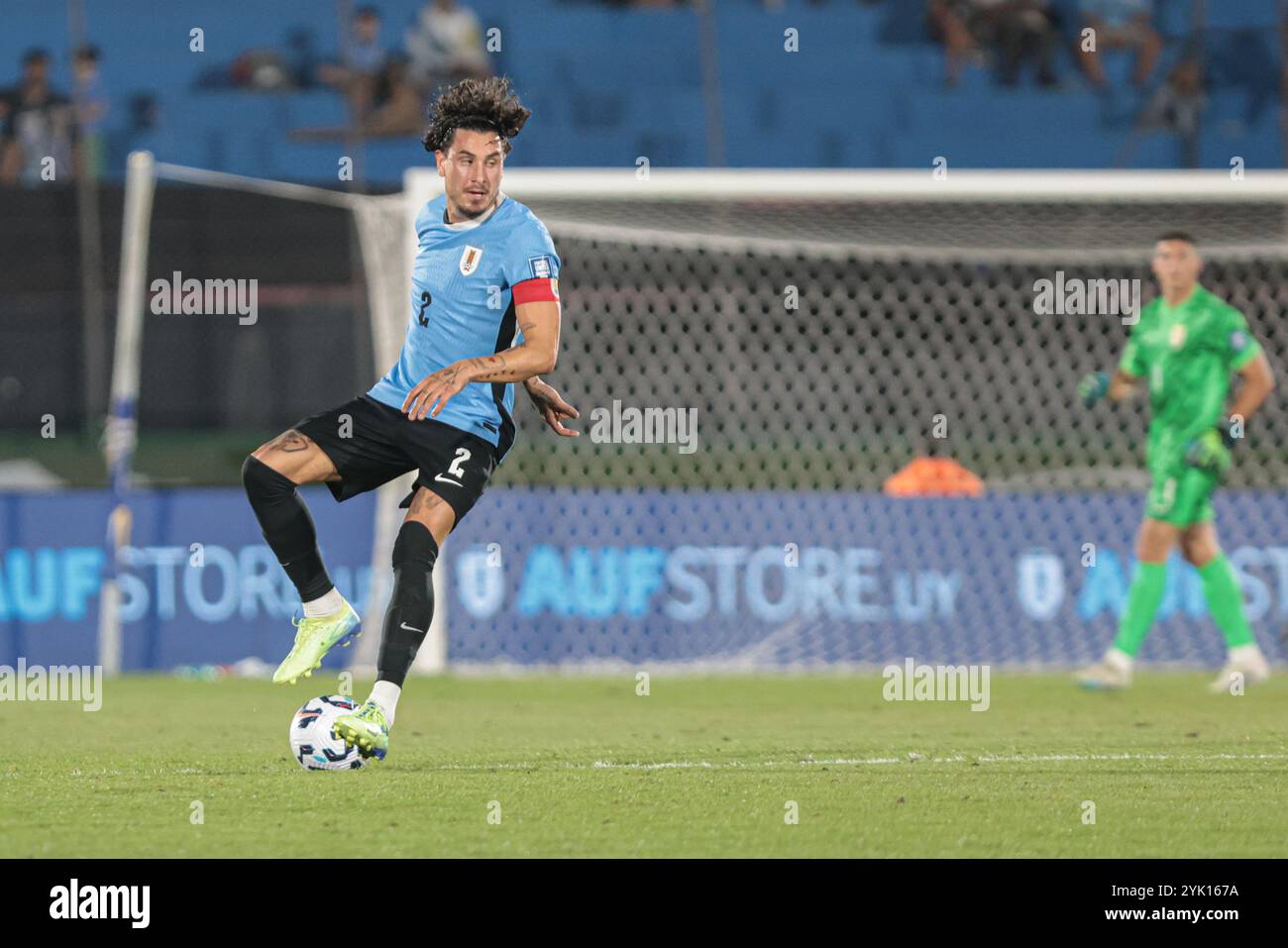 Montevideo, Uruguay - 16 novembre 2024: La nazionale uruguaiana affronta la Colombia in un attesissimo incontro di qualificazione ai Mondiali allo storico Estadio Centenario. Entrambe le squadre gareggiano ferocemente, mostrando la loro abilità e determinazione mentre lottano per ottenere punti cruciali nelle qualificazioni competitive del Sud America. Lo stadio, pieno di appassionati di tifosi, offre un'atmosfera elettrizzante per questo incontro chiave. (Foto di Gaston Britos/FocoUy/UNAR Photo) credito: UNAR Photo/Alamy Live News Foto Stock