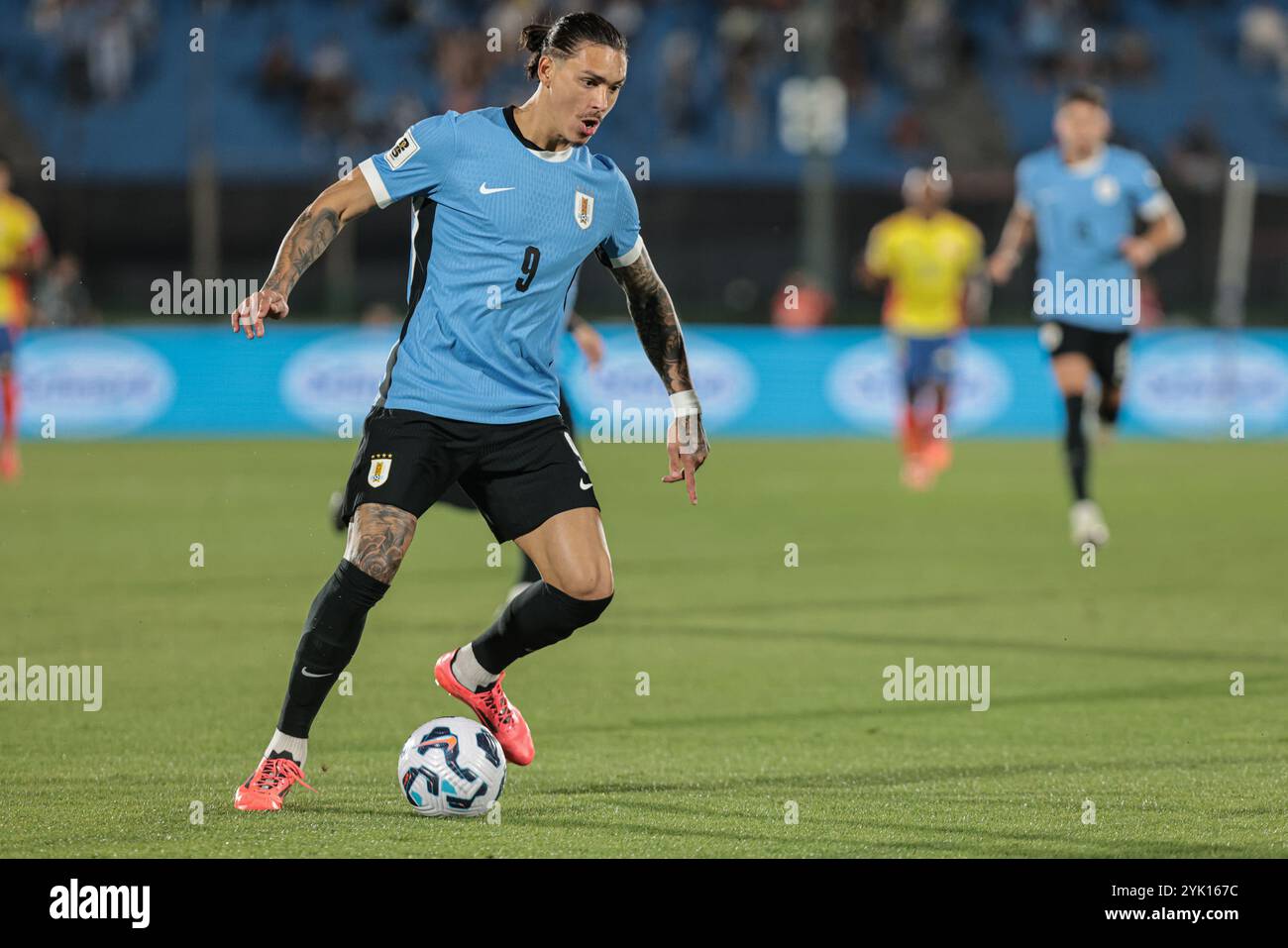 Montevideo, Uruguay - 16 novembre 2024: La nazionale uruguaiana affronta la Colombia in un attesissimo incontro di qualificazione ai Mondiali allo storico Estadio Centenario. Entrambe le squadre gareggiano ferocemente, mostrando la loro abilità e determinazione mentre lottano per ottenere punti cruciali nelle qualificazioni competitive del Sud America. Lo stadio, pieno di appassionati di tifosi, offre un'atmosfera elettrizzante per questo incontro chiave. (Foto di Gaston Britos/FocoUy/UNAR Photo) credito: UNAR Photo/Alamy Live News Foto Stock