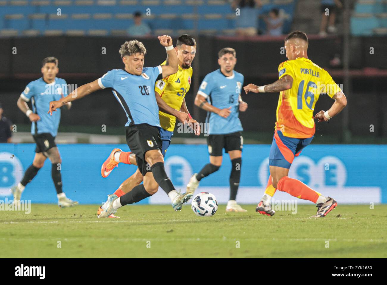 Montevideo, Uruguay - 16 novembre 2024: La nazionale uruguaiana affronta la Colombia in un attesissimo incontro di qualificazione ai Mondiali allo storico Estadio Centenario. Entrambe le squadre gareggiano ferocemente, mostrando la loro abilità e determinazione mentre lottano per ottenere punti cruciali nelle qualificazioni competitive del Sud America. Lo stadio, pieno di appassionati di tifosi, offre un'atmosfera elettrizzante per questo incontro chiave. (Foto di Gaston Britos/FocoUy/UNAR Photo) credito: UNAR Photo/Alamy Live News Foto Stock