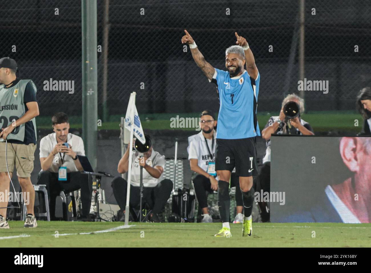 Montevideo, Uruguay - 16 novembre 2024: La nazionale uruguaiana affronta la Colombia in un attesissimo incontro di qualificazione ai Mondiali allo storico Estadio Centenario. Entrambe le squadre gareggiano ferocemente, mostrando la loro abilità e determinazione mentre lottano per ottenere punti cruciali nelle qualificazioni competitive del Sud America. Lo stadio, pieno di appassionati di tifosi, offre un'atmosfera elettrizzante per questo incontro chiave. (Foto di Gaston Britos/FocoUy/UNAR Photo) credito: UNAR Photo/Alamy Live News Foto Stock