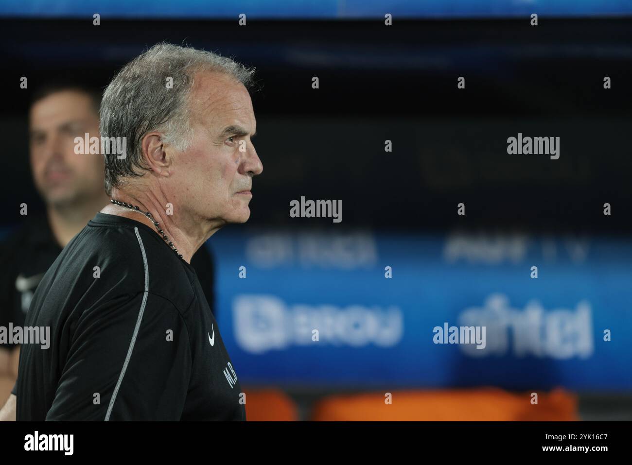Montevideo, Uruguay - 16 novembre 2024: La nazionale uruguaiana affronta la Colombia in un attesissimo incontro di qualificazione ai Mondiali allo storico Estadio Centenario. Entrambe le squadre gareggiano ferocemente, mostrando la loro abilità e determinazione mentre lottano per ottenere punti cruciali nelle qualificazioni competitive del Sud America. Lo stadio, pieno di appassionati di tifosi, offre un'atmosfera elettrizzante per questo incontro chiave. (Foto di Gaston Britos/FocoUy/UNAR Photo) credito: UNAR Photo/Alamy Live News Foto Stock