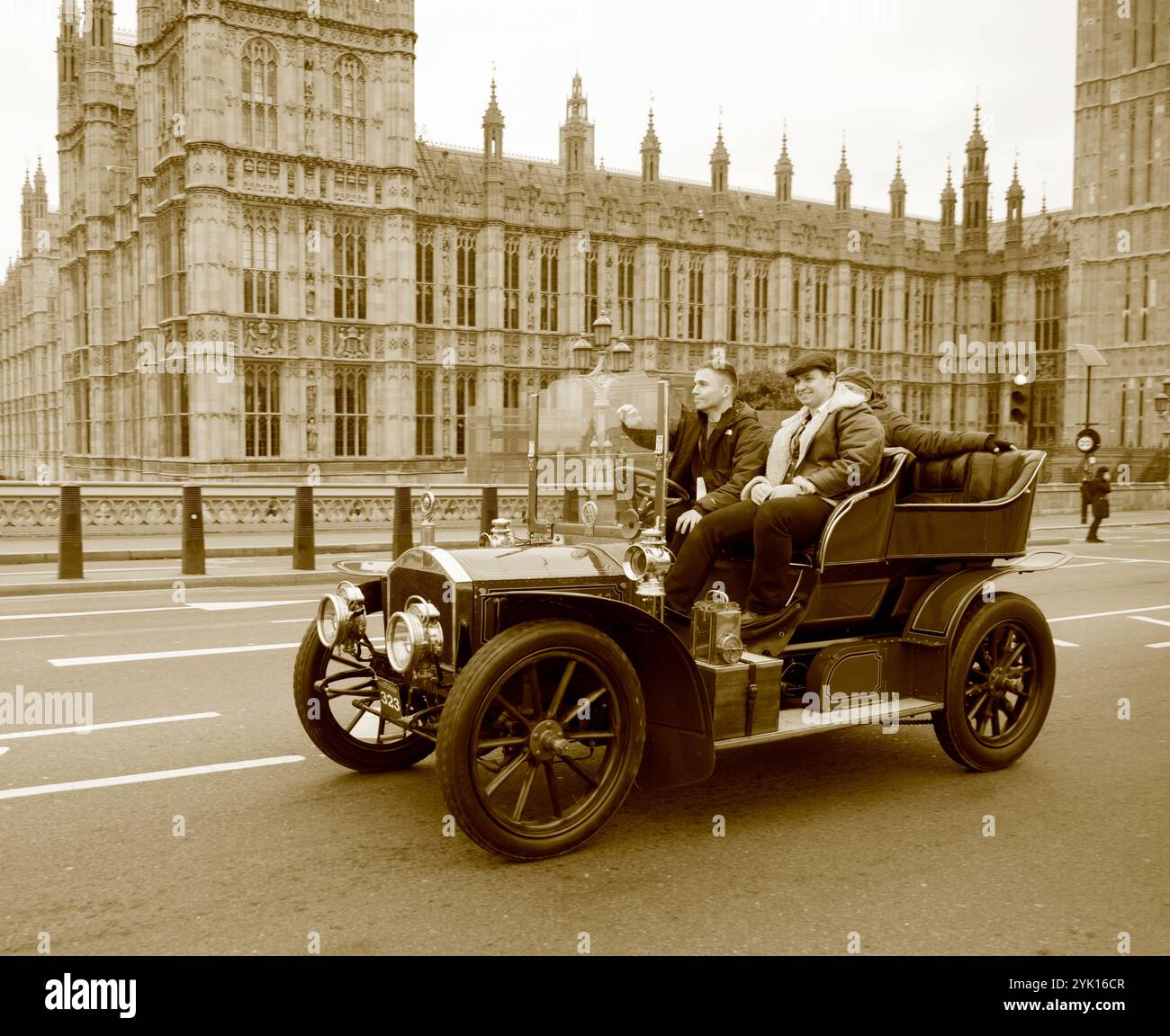 Sepia1904 da Napier London a Brighton Veteran Car Run, Westminster Bridge London Foto Stock