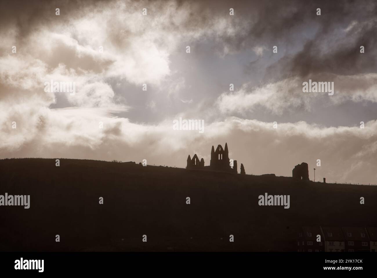 Whitby Abbey sotto cieli cupi, Inghilterra. Foto Stock