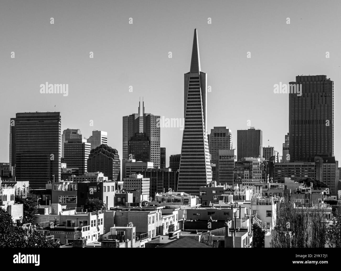 Skyline di San Francisco bianco e nero con la Piramide Transamerica Foto Stock