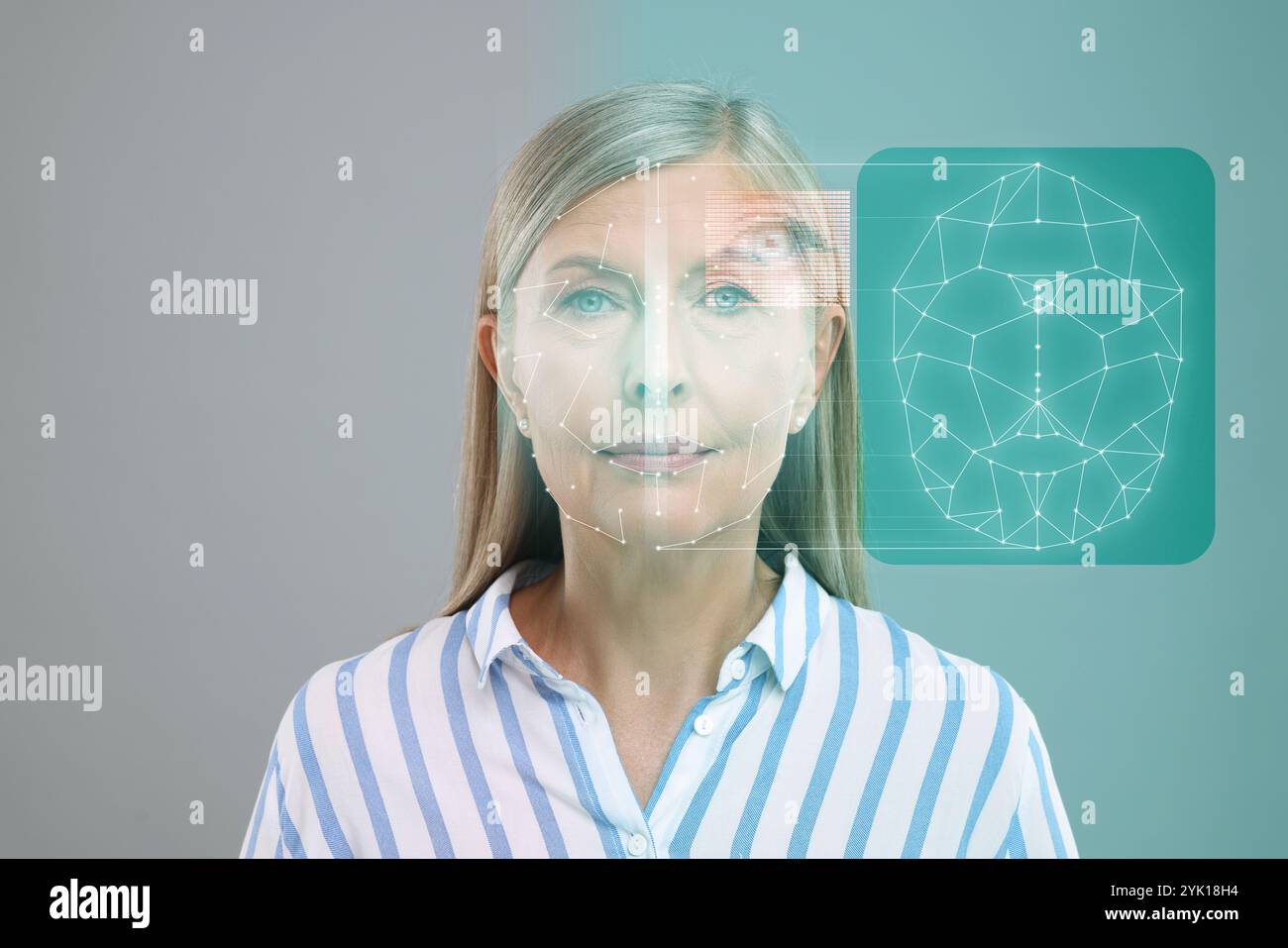 Sistema di riconoscimento facciale e dell'iride. Donna sottoposta a verifica biometrica su sfondo grigio Foto Stock