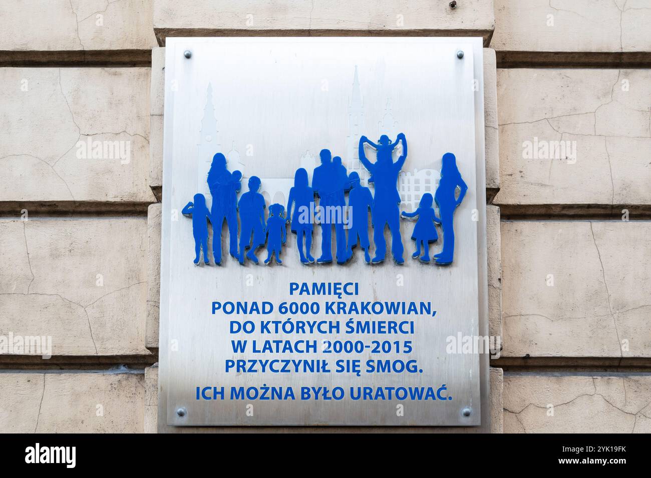 cracovia, Polonia ottobre 29 2023 targa con scritto "in memoria di oltre 6000 cittadini uccisi dallo smog a Cracovia nel 2000-2015. Avrebbero potuto essere salvati". Foto Stock