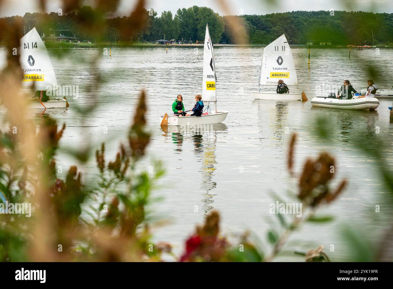 Lublino, Polonia, 10 agosto 2023 adolescenti sotto i 15 anni che imparano a navigare su un gommone a vela ottimista Foto Stock
