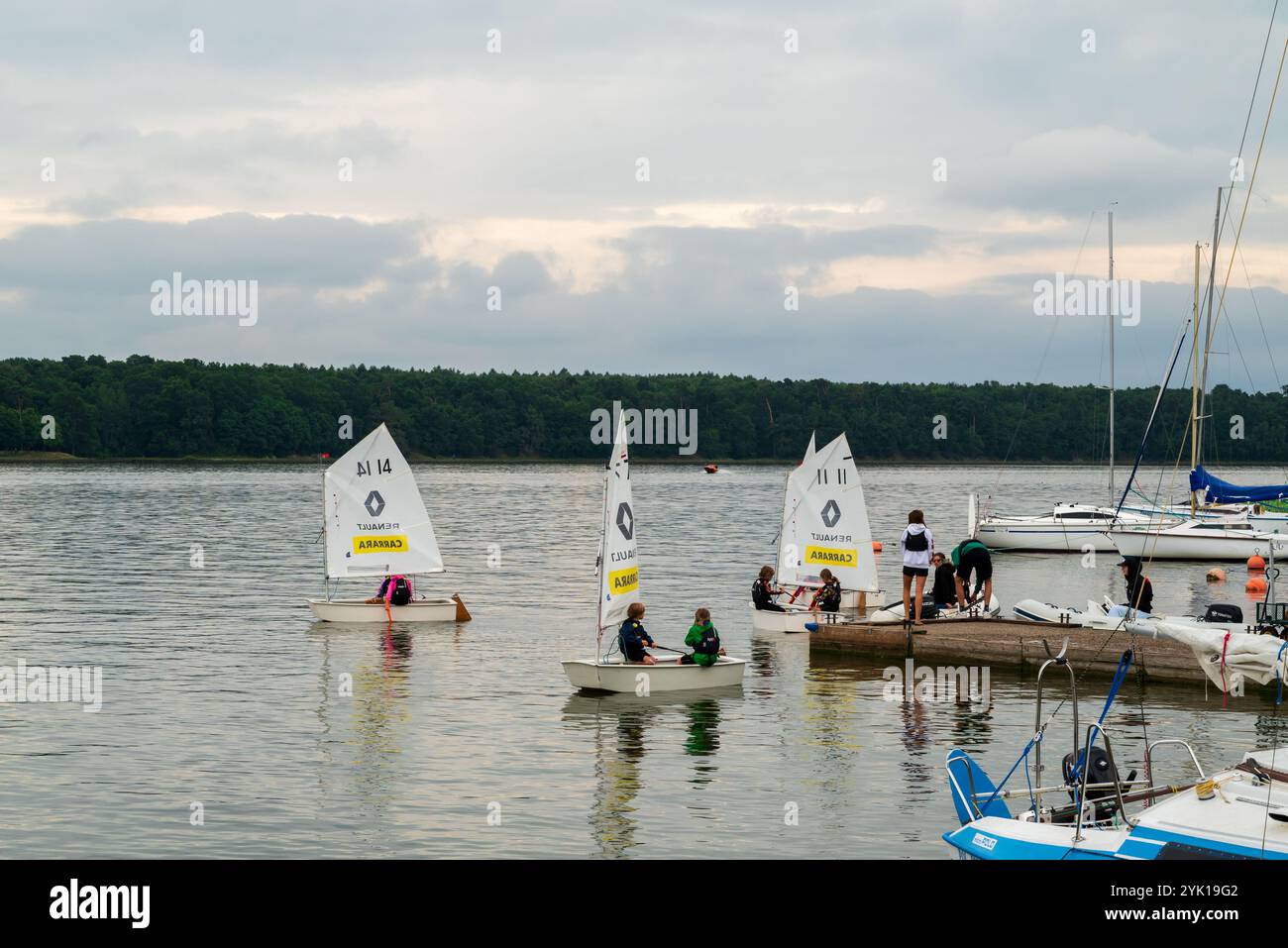 Lublino, Polonia, 10 agosto 2023 adolescenti sotto i 15 anni che imparano a navigare su un gommone a vela ottimista Foto Stock