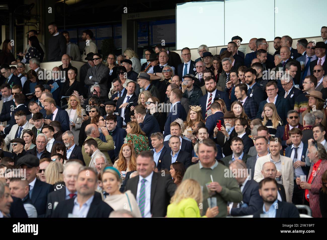 Ascot, Berkshire, Regno Unito. 19 ottobre 2024. Oggi è stata una giornata impegnativa all'Ascot Racecourse nel Berkshire, mentre migliaia di piloti hanno partecipato al QIPCO British Champions Day 2024. Crediti: Maureen McLean/Alamy Foto Stock