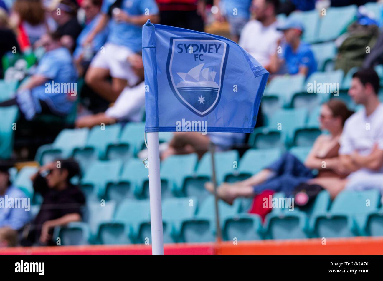 Sydney, Australia. 16 novembre 2024. La bandiera d'angolo sventolava al vento prima dell'A-League Women Rd3 match tra Sydney FC e The Wanderers al Leichhardt Oval il 16 novembre 2024 a Sydney, Australia Credit: IOIO IMAGES/Alamy Live News Foto Stock