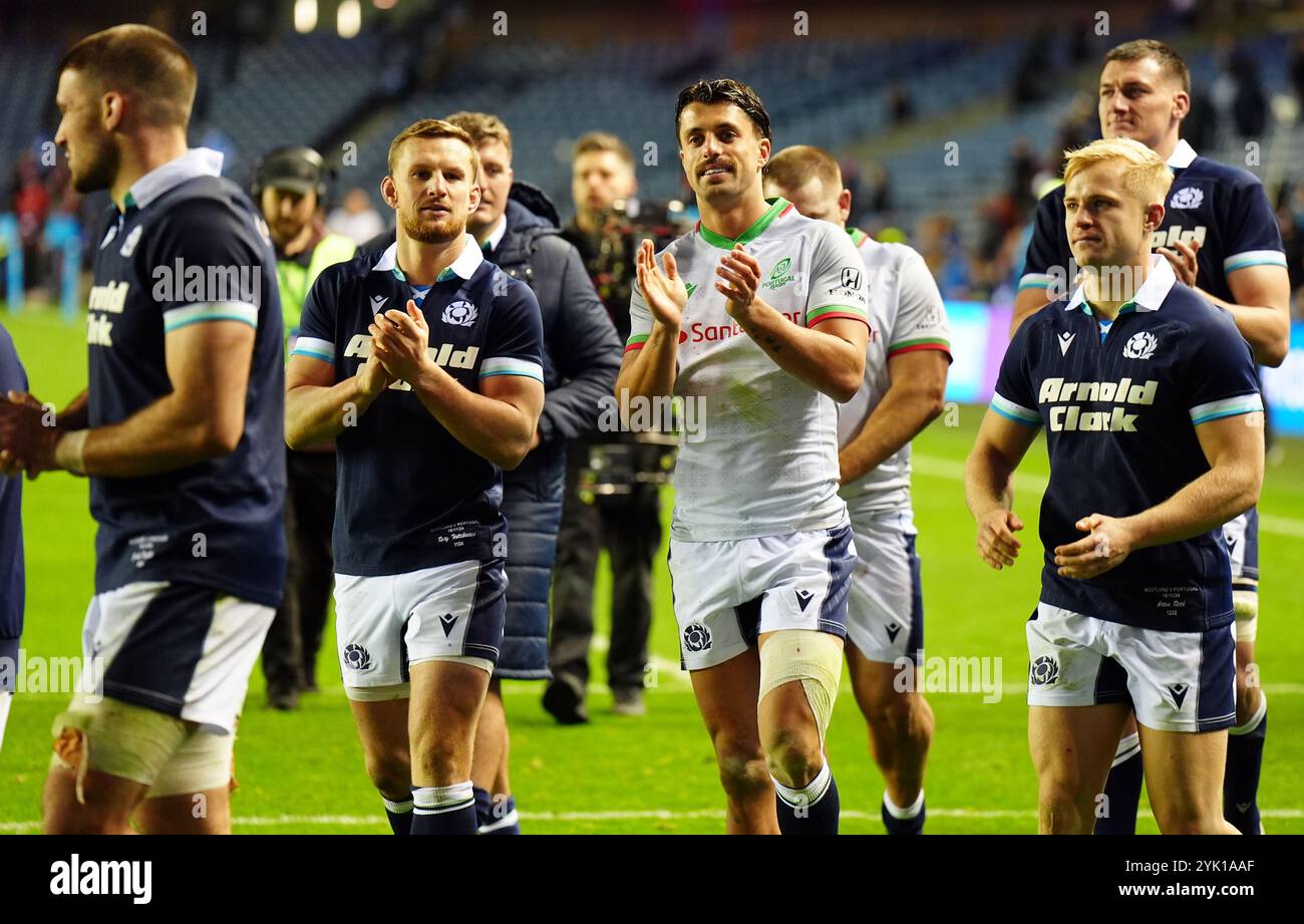 Adam Hastings (centro) e i suoi compagni di squadra applaudono i tifosi dopo il fischio finale della partita internazionale autunnale allo Scottish gas Murrayfield Stadium di Edimburgo. Data foto: Sabato 16 novembre 2024. Foto Stock