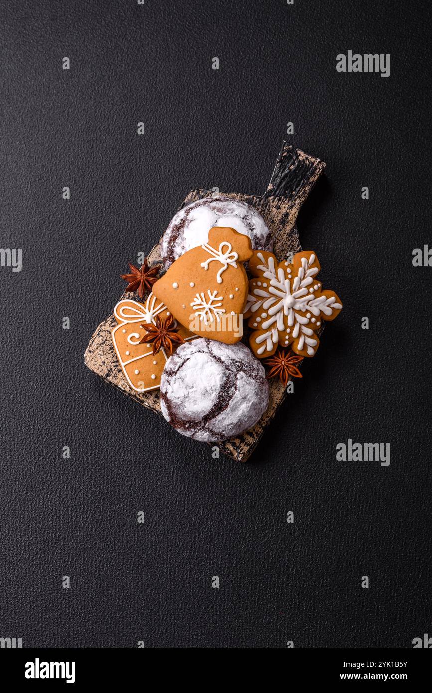 Pani di zenzero fatti in casa a Natale, biscotti ed elementi decorativi per la tavola di Capodanno Foto Stock