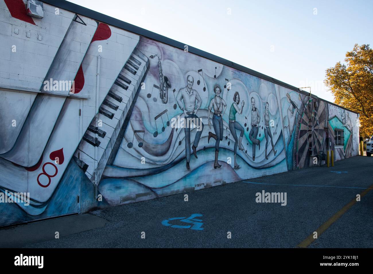 Murale di danza in linea sul Half Century Club su Talbot Street East a Leamington, Ontario, Canada Foto Stock