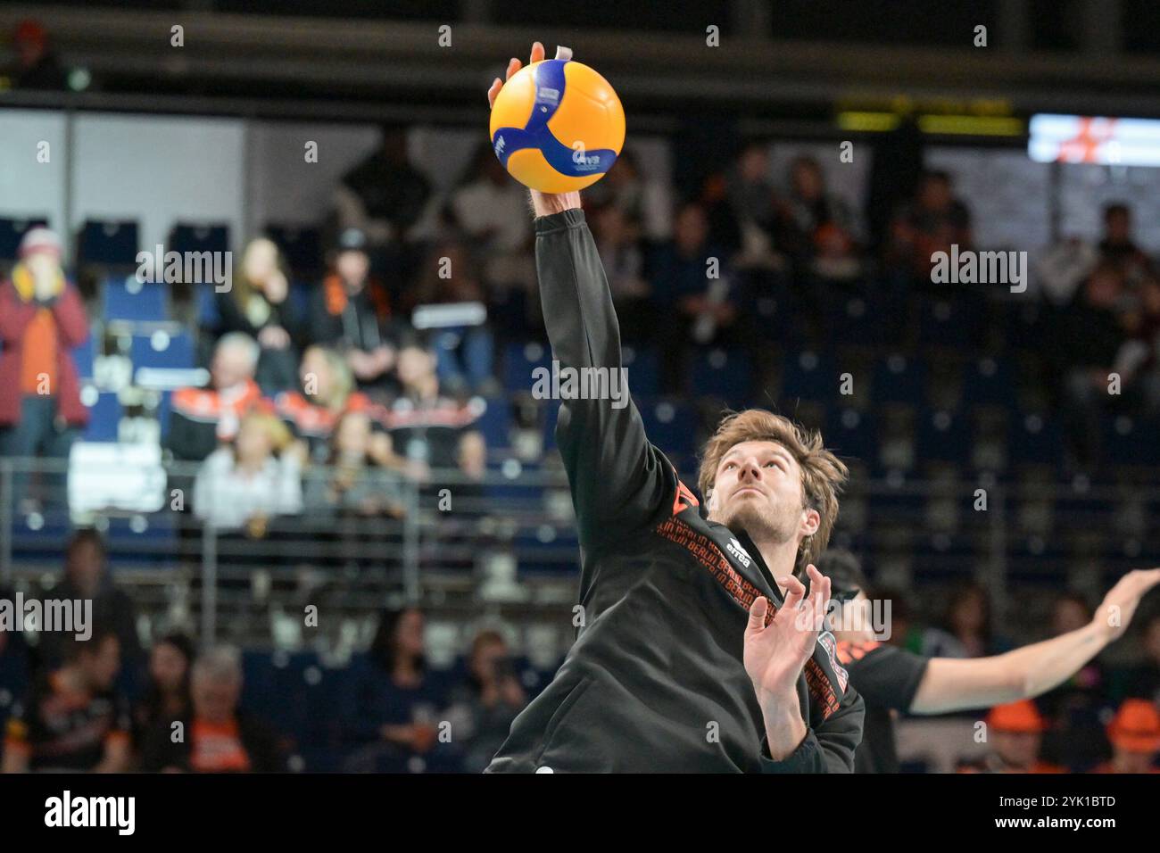 Berlino, Deutschland 16. 1° novembre 2024. VBL - 2024/2025 - Berlin Recycling Volleys vs. TSV Haching München Im Bild: Matthew Knigge (BR volleys) beim Warmup Foto Stock