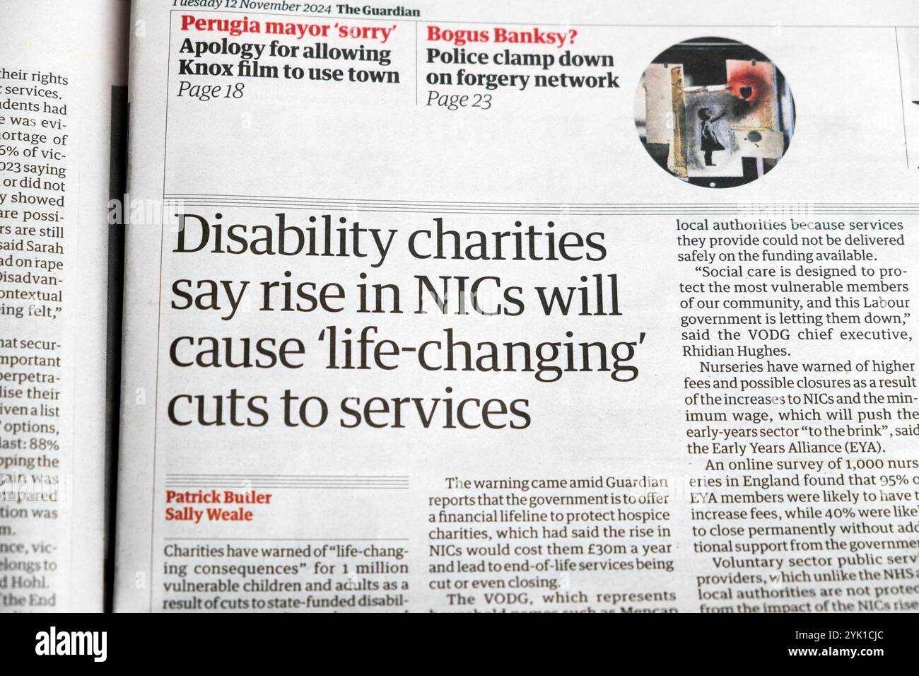 "Le organizzazioni benefiche per i disabili affermano che l'aumento dei NIC causerà tagli ai servizi che cambieranno la vita", titolo del quotidiano Guardian bilancio del lavoro articolo 12 novembre 2024 Foto Stock