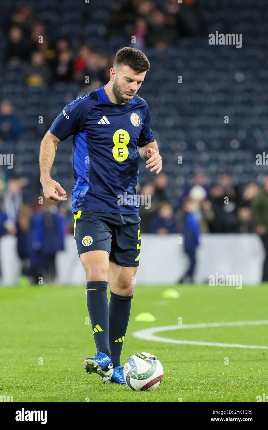 GRANT HANLEY, giocatore di calcio professionistico scozzese in allenamento durante una sessione di riscaldamento pre-partita. Foto Stock