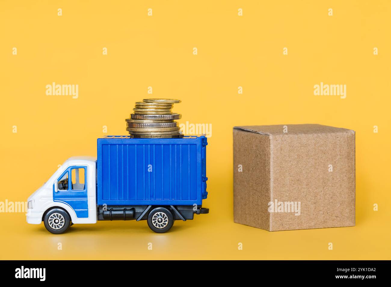 Il concetto di risparmiare denaro. Trasporto merci, servizio di consegna. Azienda di trasporti. Infrastruttura e logistica. Scaricamento della scatola di cartone. Posiziona f Foto Stock