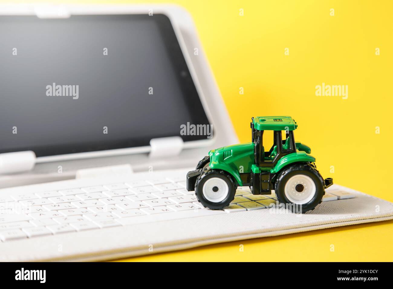 Noleggio di macchinari agricoli. Software Farm. Concetto di utilizzo delle tecnologie moderne e dell'intelligenza artificiale in agricoltura. Trattore e gadget su y Foto Stock