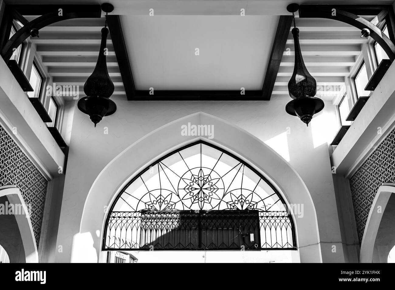 Ingresso bianco e nero a una moschea Foto Stock