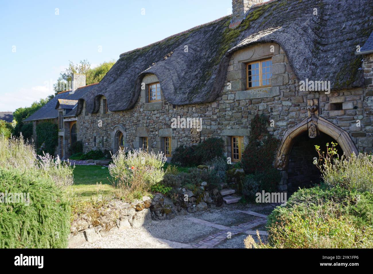 Paesaggio in Bretagna, Francia, con una tipica casa sul tetto in paglia in pietra antica Foto Stock