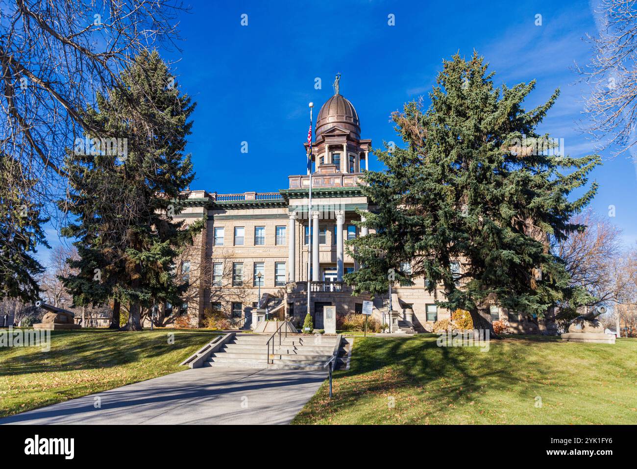 GREAT FALLS, MT - 11 NOVEMBRE 2024: Davanti al tribunale della contea di Cascade a Great Falls, Montana, davanti al tribunale della contea di Cascade Foto Stock