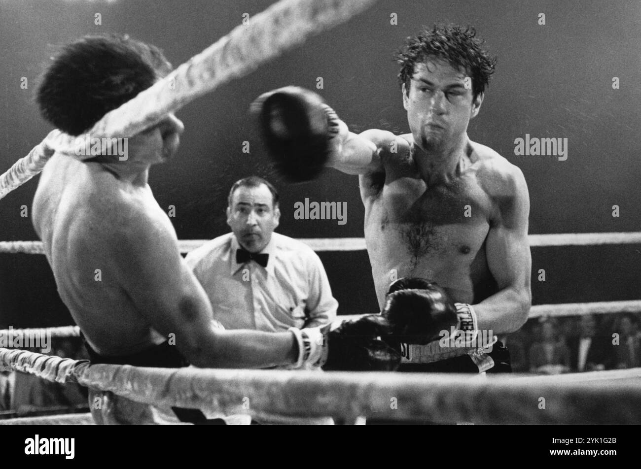 ROBERT DE NIRO in una scena da RAGING BULL 1980 regista MARTIN SCORSESE basato sul libro di JAKE LaMotta sceneggiatura PAUL SCHRADER e MARDIK MARTIN Chartoff-Winkler Productions / United Artists Foto Stock