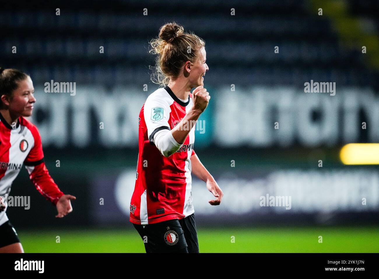 Sittard - Esmee de Graaf del Feyenoord Rotterdam durante il settimo round dell'Azerion Vrouwen Eredivisie nella stagione 2024/2025. Il match è ambientato tra fortuna Sittard V1 V Feyenoord V1 al fortuna Sittard Stadion il 16 novembre 2024 a Sittard, nei Paesi Bassi. (VK Sportphoto/Danny de Groot) Foto Stock