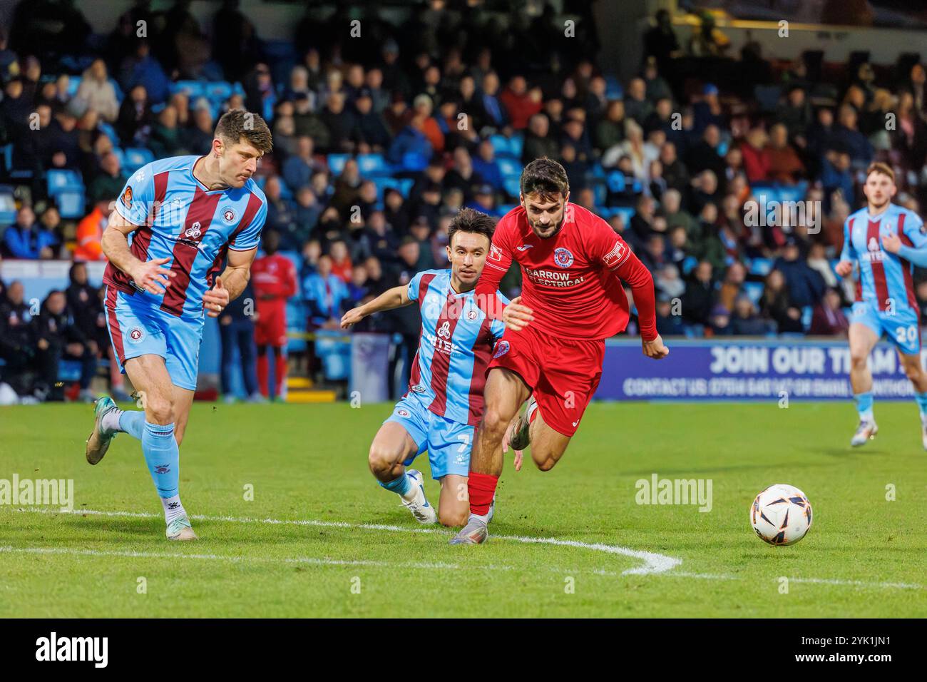 Fa Trophy match tra lo Scunthorpe United, una squadra professionistica della Vanarama National League North, e il Warrington Rylands, che sono semi-professionisti e giocano nella Northern Premier League Premier Division. Warrington Rylands ha vinto per un gol a due. Jake Daniels corre a centrocampo. Crediti: John Hopkins/Alamy Live News Foto Stock