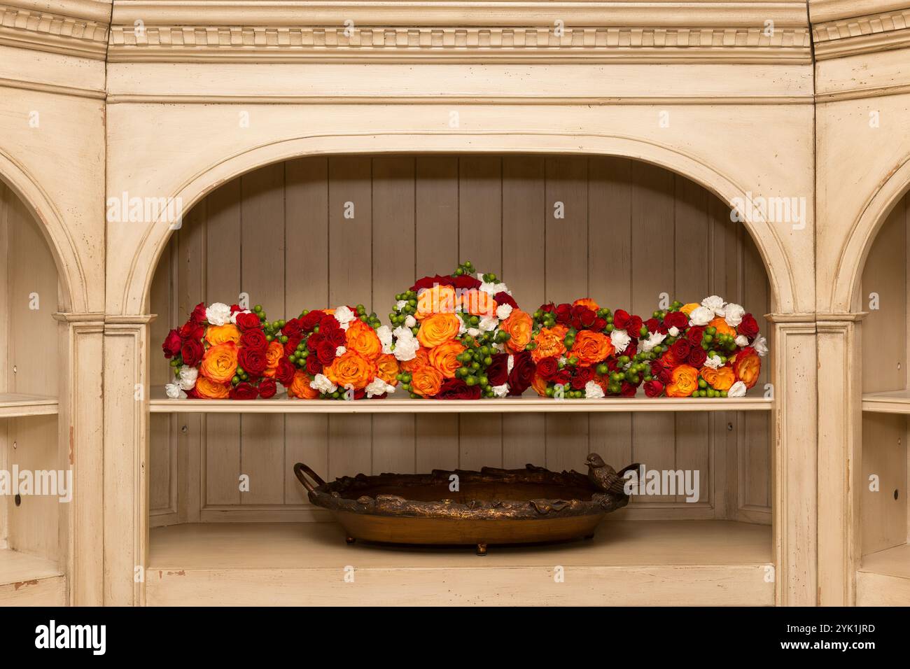 Bouquet nuziale con bouquet della damigella d'onore in un elegante allestimento floreale per matrimoni Foto Stock