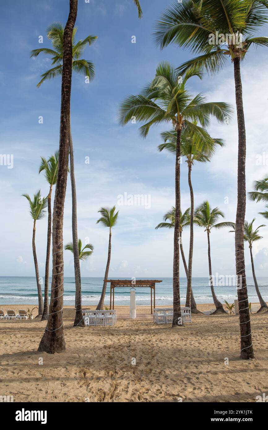 Romantica location per matrimoni sulla spiaggia con vista sull'oceano e arredi tropicali Foto Stock