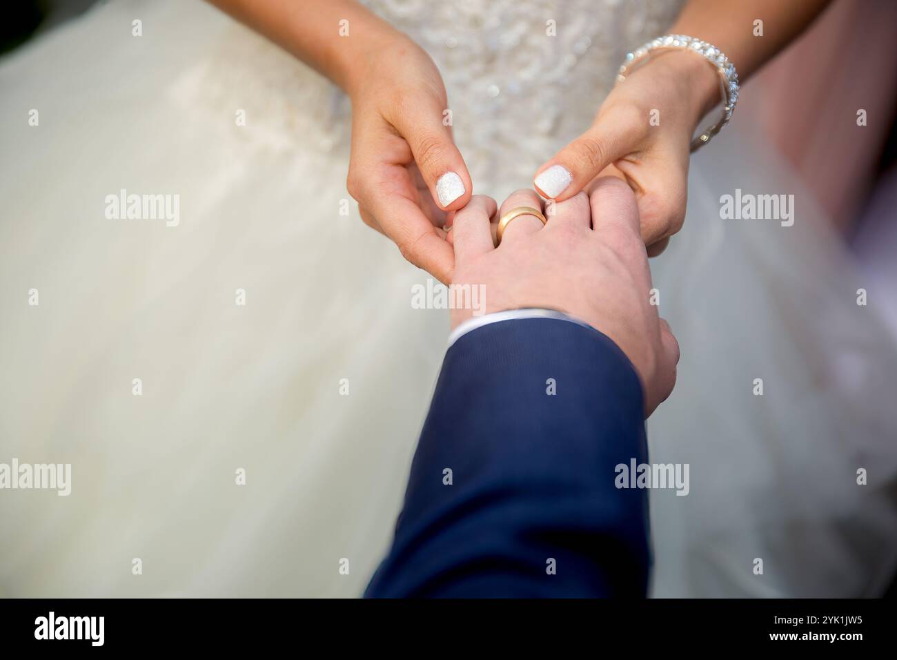 Scambio di anelli nuziali - primo piano delle mani della sposa e dello sposo nel giorno delle nozze Foto Stock