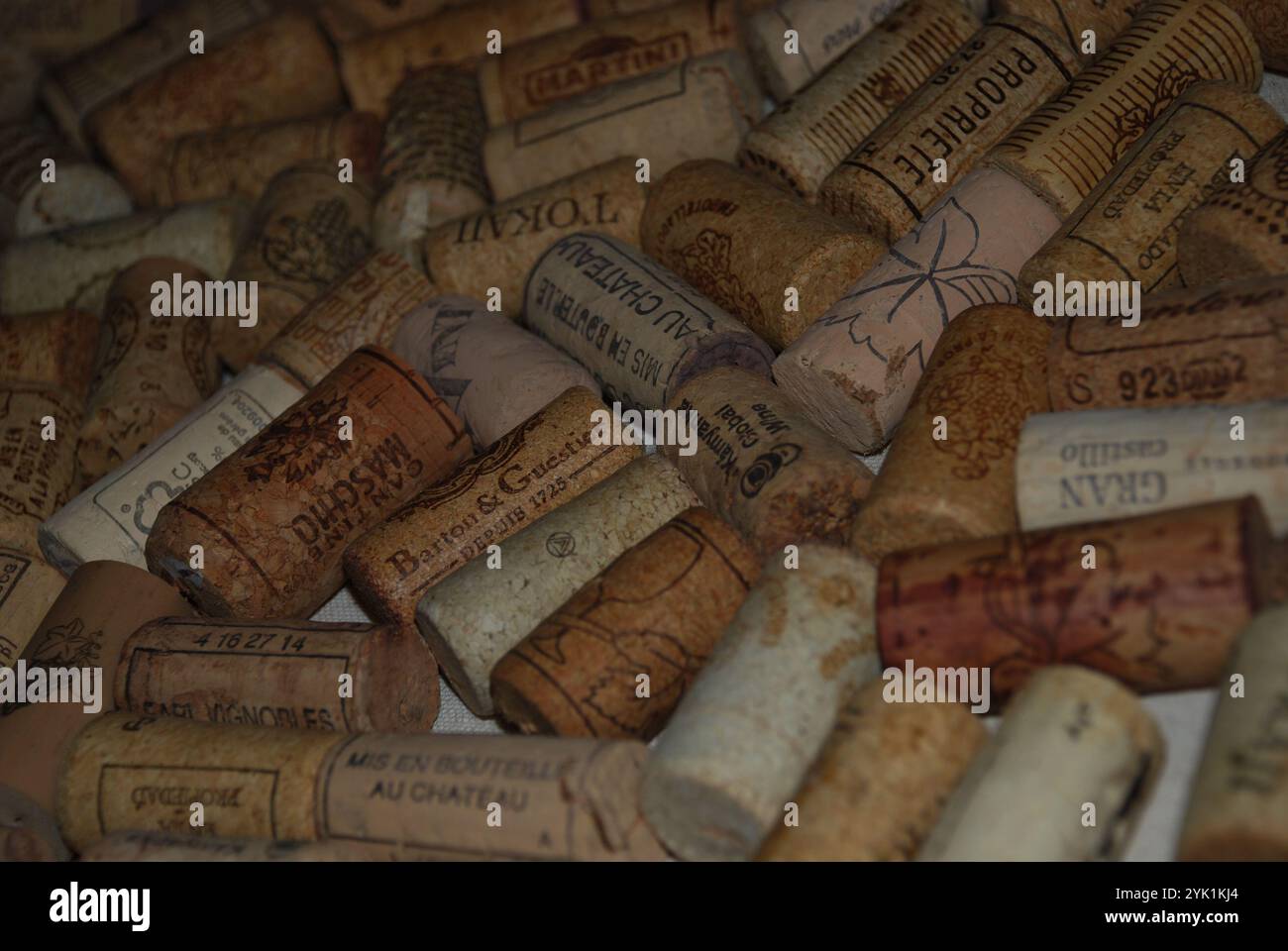 Collezione di sugheri di vino d'epoca di vari marchi Foto Stock