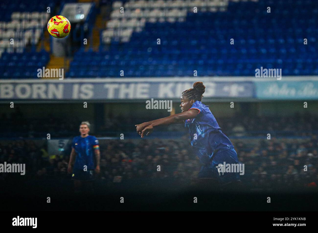 Sandy Baltimore of Chelsea Women prende il sopravvento durante il Barclays Women's Super League Match Chelsea FC Women vs Manchester City Women allo Stamford Bridge, Londra, Regno Unito, 16 novembre 2024 (foto di Izzy Poles/News Images) Foto Stock