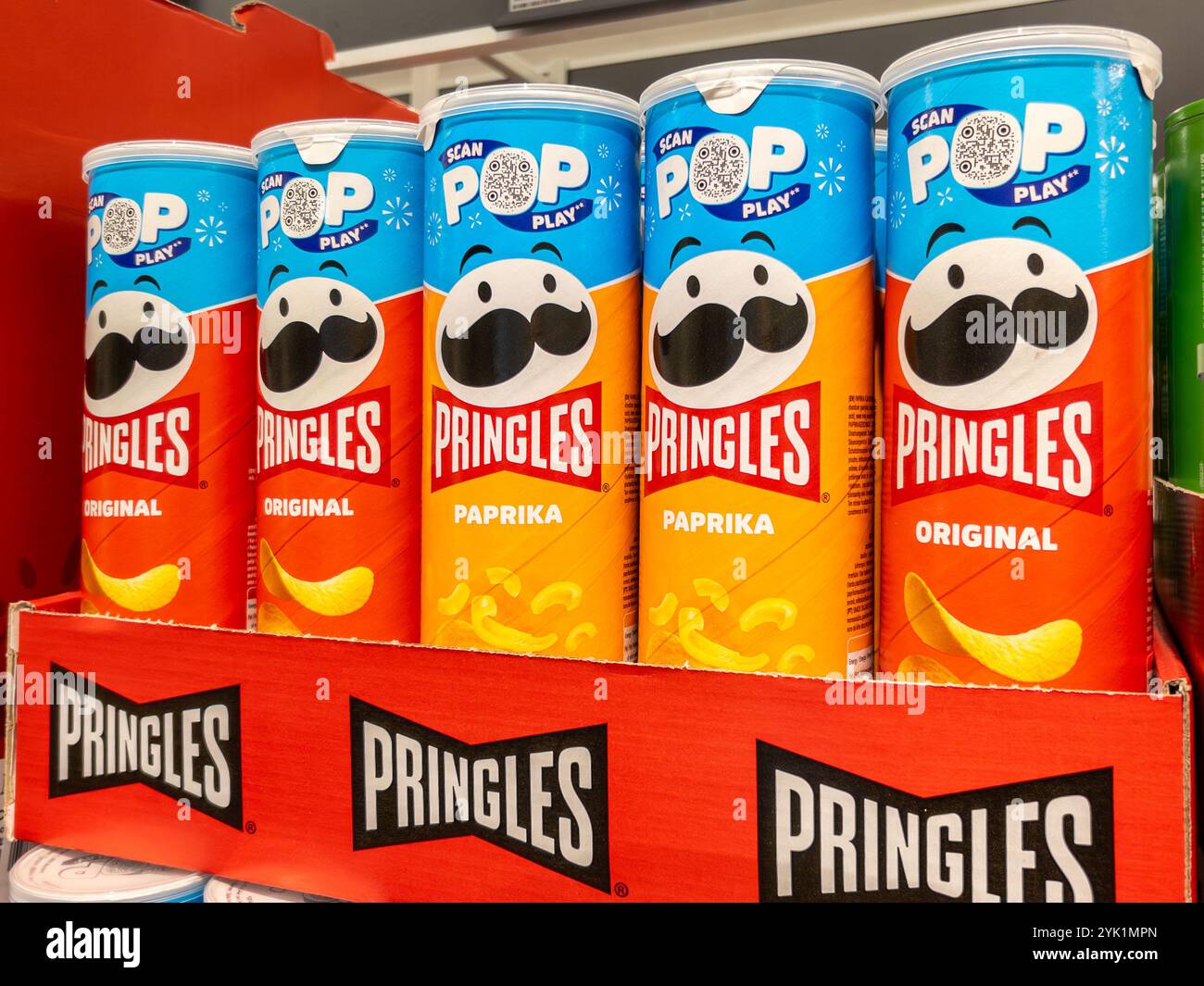 Italia - 13 novembre 2024: Tubi di patate fritte dal sapore classico e con paprika sullo scaffale in vendita nei supermercati italiani Foto Stock