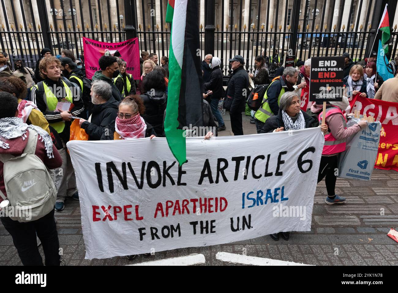 Londra, Regno Unito. 16 novembre 2024. Uno striscione chiede che Israele sia espulso dalle Nazioni Unite invocando l'articolo 6 della sua carta, come una coalizione di oltre sessanta gruppi di campagna per il clima e sostenitori della Palestina marciano verso Downing Street, invitando il governo a intraprendere maggiori azioni per combattere il cambiamento climatico mentre si unisce ai colloqui sul clima COP 29 in Azerbaigian. La marcia è iniziata al British Museum, che riceve la sponsorizzazione dalla compagnia petrolifera BP che gestisce i campi petroliferi in Azerbaigian, da dove si stima che il 30% del petrolio di Israele sia fornito da gasdotti attraverso la Turchia. Crediti: Ron Fassbender/Alamy Live News Foto Stock