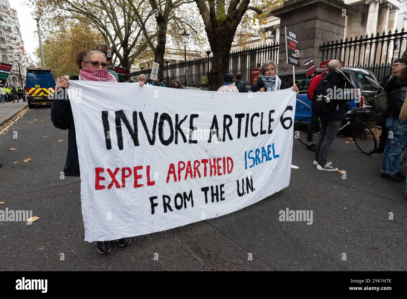 Londra, Regno Unito. 16 novembre 2024. Uno striscione chiede che Israele sia espulso dalle Nazioni Unite invocando l'articolo 6 della sua carta, come una coalizione di oltre sessanta gruppi di campagna per il clima e sostenitori della Palestina marciano verso Downing Street, invitando il governo a intraprendere maggiori azioni per combattere il cambiamento climatico mentre si unisce ai colloqui sul clima COP 29 in Azerbaigian. La marcia è iniziata al British Museum, che riceve la sponsorizzazione dalla compagnia petrolifera BP che gestisce i campi petroliferi in Azerbaigian, da dove si stima che il 30% del petrolio di Israele sia fornito da gasdotti attraverso la Turchia. Crediti: Ron Fassbender/Alamy Live News Foto Stock