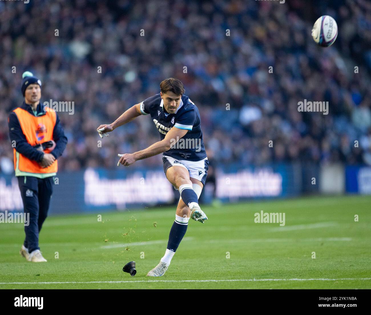 Serie autunnali: Scozia contro Portogallo. 16 novembre 2024. Lo stand-off della Scozia, Adam Hastings, si converte mentre la Scozia affronta il Portogallo nella terza partita della serie autunnale allo Scottish gas Murrayfield, Edimburgo, Regno Unito Credit: Ian Jacobs/Alamy Live News Foto Stock