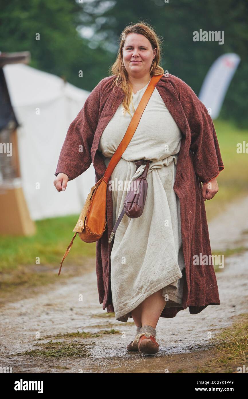 Hojbjerg, Danimarca, agosto 2022: Donna a un festival vichingo Foto Stock