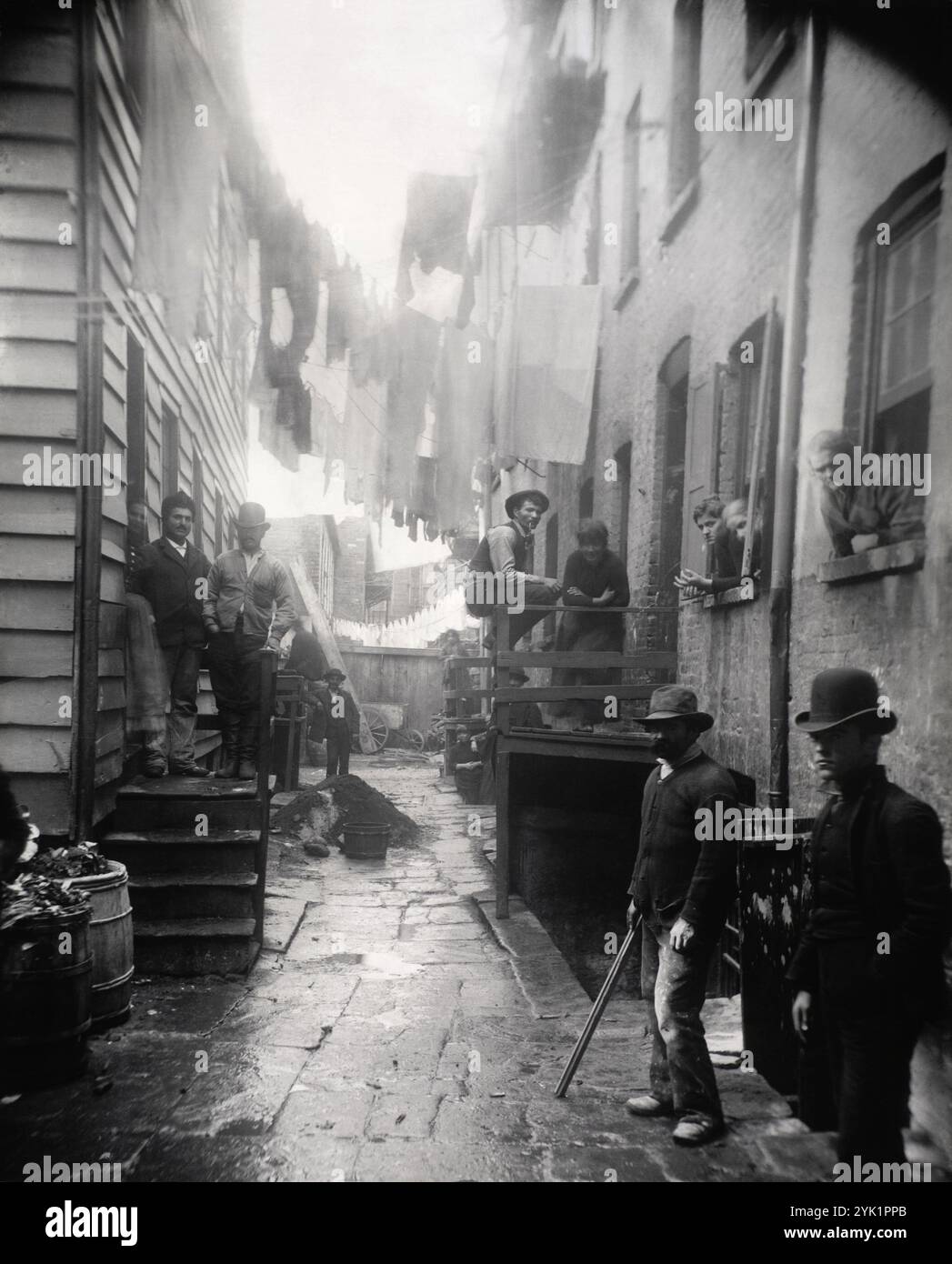 Foto di Bandit's Roost di Jacob Riis. Raffigura un gruppo di uomini sulla famigerata Mulberry Street a New York. Riis era un fotoreporter, un rapinatore autoetichettato, che trascorreva molto tempo nelle strade povere di New York. Le sue foto che raffiguravano la difficile situazione delle baraccopoli sono accreditate per aver contribuito a cambiare l'atteggiamento del pubblico verso i poveri in queste aree. Foto Stock