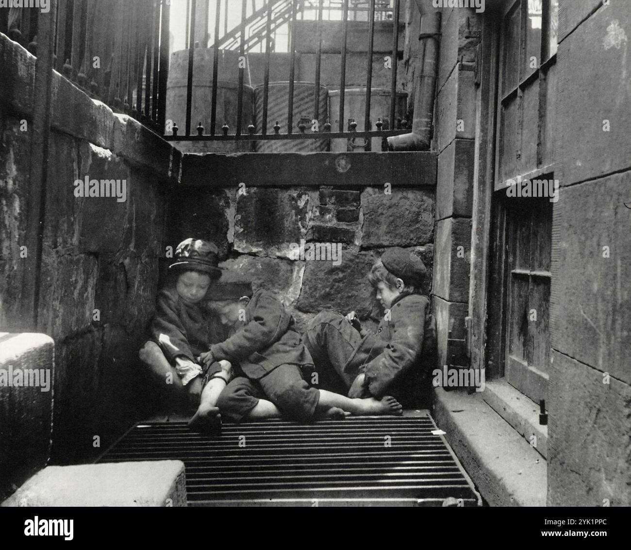 Nomads of the Street foto di Jacob Riis. Raffigura tre bambini senza casa che dormono sulle strisce di New York. Riis era un fotoreporter, un rapinatore autoetichettato, che trascorreva molto tempo nelle strade povere di New York. Le sue foto che raffiguravano la difficile situazione delle baraccopoli sono accreditate per aver contribuito a cambiare l'atteggiamento del pubblico verso i poveri in queste aree. Foto Stock
