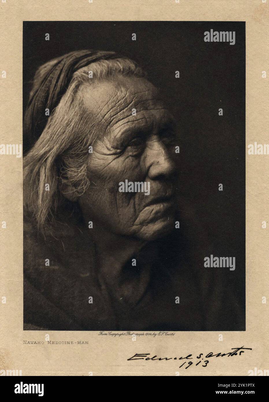 Una foto del 1904 di un medico Navajo. Foto scattata da Edward Curtis. Edward Sheriff Curtis è stato un etnoggrafo e fotografo americano che ha trascorso molti anni della sua vita ricercando e illustrando la serie di 20 volumi intitolata The North American Indian. Foto Stock