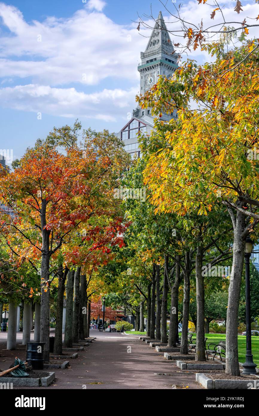 Alberi dai colori autunnali fiancheggiano un passaggio pedonale nel Christopher Columbus Waterfront Park a Boston, Massachusetts. Foto Stock