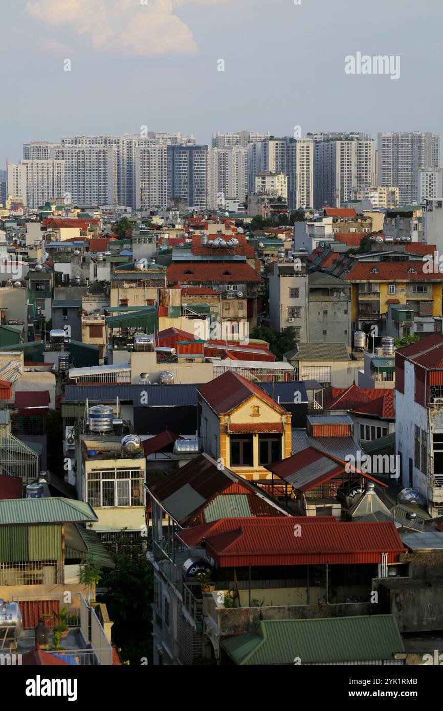 Hanoi, Vietnam - 3 luglio 2023: Vista panoramica di case ed edifici di un quartiere residenziale di Hanoi, capitale del Vietnam. Foto Stock