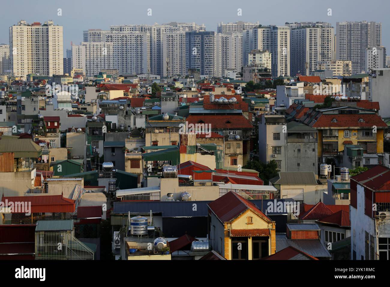 Hanoi, Vietnam - 3 luglio 2023: Vista panoramica di case ed edifici di un quartiere residenziale di Hanoi, capitale del Vietnam. Foto Stock