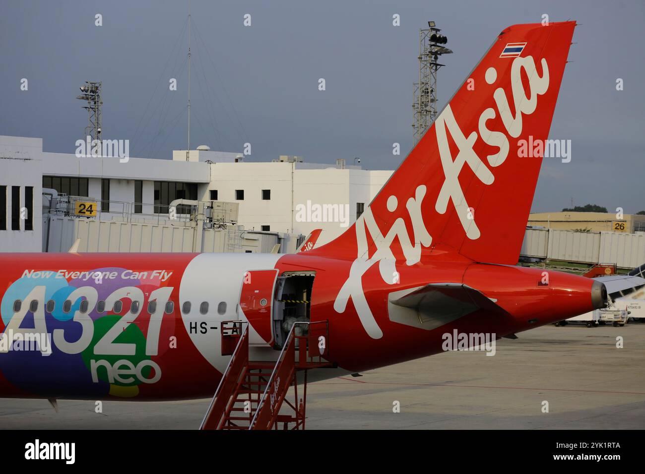Bangkok, Thailandia - 29 giugno 2023: Gli aeromobili della compagnia aerea low cost AirAsia sono parcheggiati al cancello prima della partenza all'aeroporto Don Mueang (DMK). Foto Stock